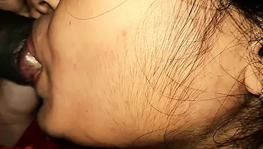 Evli üvey kız kardeş kocasını aldatıyor ve üvey erkek kardeşi tarafından sikiliyor