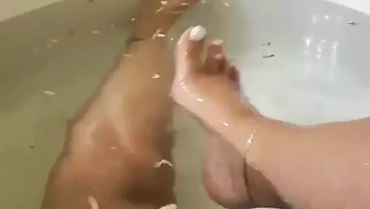 Küvette seksi ayaklar ve bacaklar