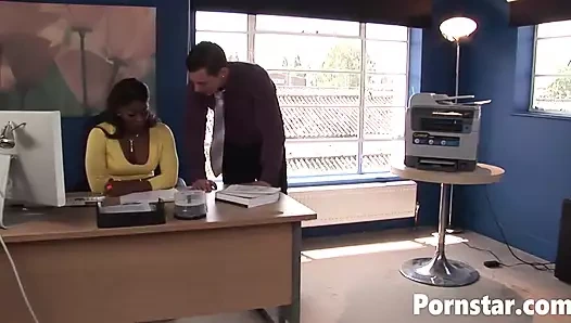 Jasmine Webb azgın patronun ofisinde açılıyor