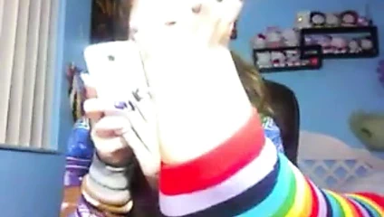 ayaklarını gösteren genç amatör esmer