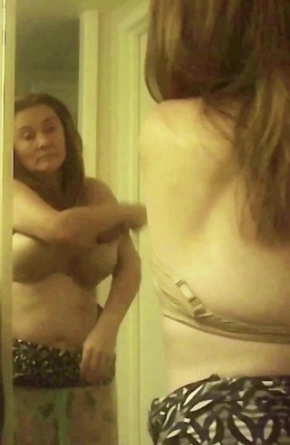 seksi karısı koyarak üzerinde sutyen