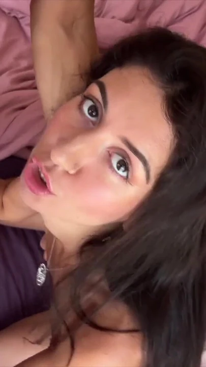 Незабываемый момент из "Куколд проснулся от того, что его неверного любовника трахнули в рот и киску сразу"