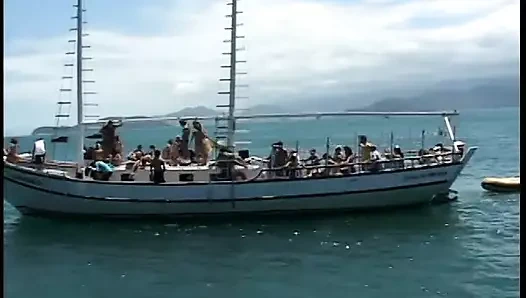 Muhteşem babes bir tekne partisinde eğlenirken gerçekten yaramaz olsun