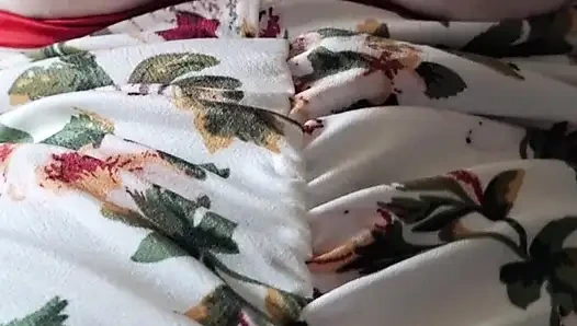 Göğüslerimi okşuyorum ve fışkırtana kadar kendimi tatmin ediyorum