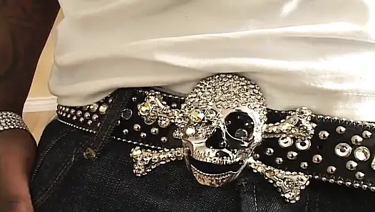 Zenci genç kız canavar siyah yarağa biniyor ve boşalıyor