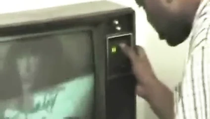 Goon yarak kedi dışında fındık almak için mücadele gençler vardı