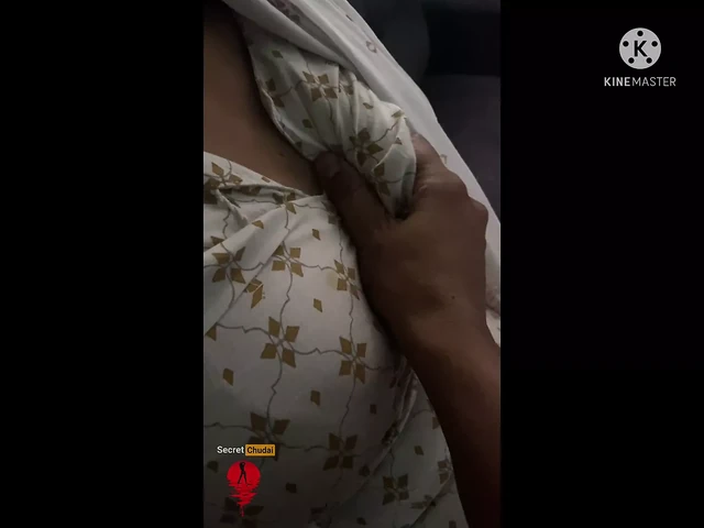 Hintli kız Hintçe ses kaydıyla ateşli göğüslerini ve meme uçlarını okşuyor