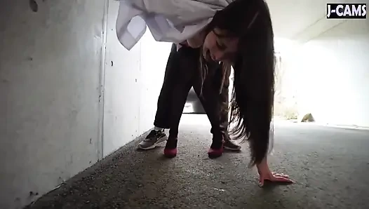 Uzun dilli oyuncu diyetisyen yaramaz bir gülümsemeyle seni yavaşça azdırıyor. 2