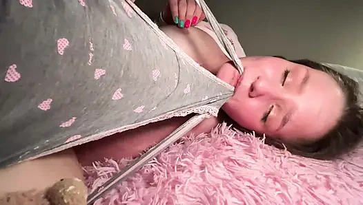 Ateşli üvey kız kardeş üvey erkek kardeş tarafından sikiliyor