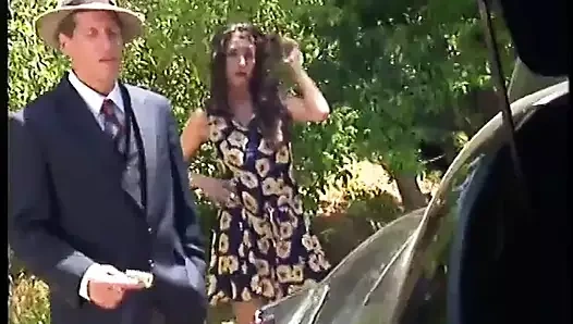 Büyük memeli bebek bacaklarını açıyor ve amının tadına bakıyor