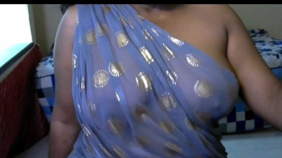Büyük memeli ateşli desi kız seksi dekolteli sütyenini çıkararak göğüslerini gösteriyor, meme uçları da seksi.