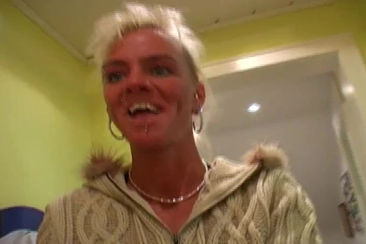 İnce ve eski Alman sarışın seviyor doldurma ona yapay penis derin içeride