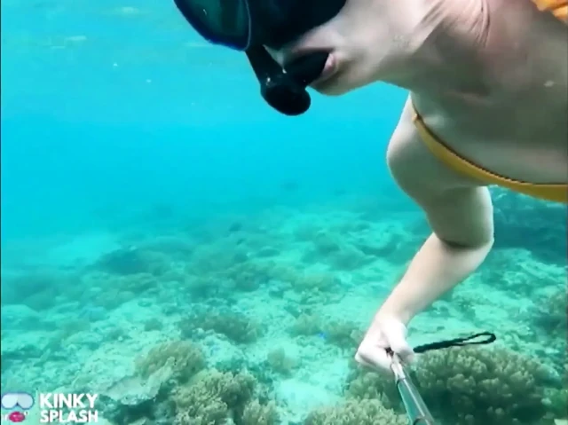 Şnorkelle sikiş sürtük: sıkı bikini, dalış maskesi ve sualtı yüzgeci azdırma