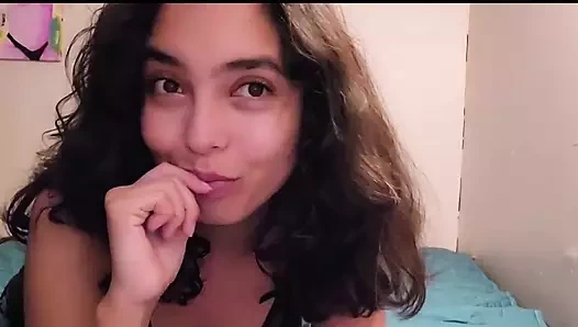 İç çamaşırlı kadın ateşli mastürbasyon yapıyor