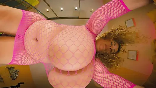 Orta yaşlı seksi kadın büyük göğüslerini yüzüne zıplıyor