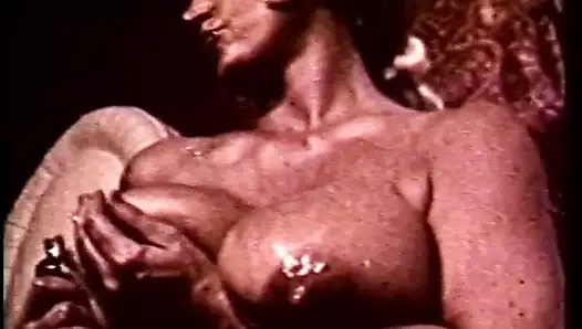 Bazı genç kızlar deneyimli sarışın halı yiyenlerden dil egzersizleri dersleri alıyor