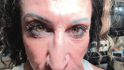 Kaslı orta yaşlı seksi kadın yarak düşkünü mutfakta eziliyor