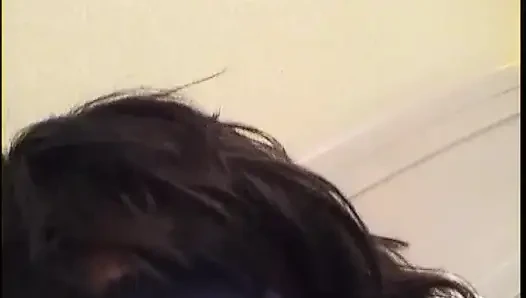 Edepsiz genç esmer mastürbasyon yapmayı seviyor