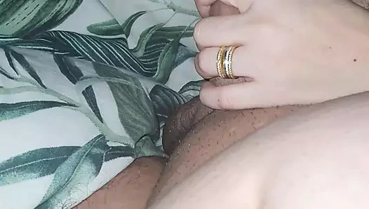 Üvey anne ona nazikçe dokunurken üvey oğlu yarak götten sikiyor