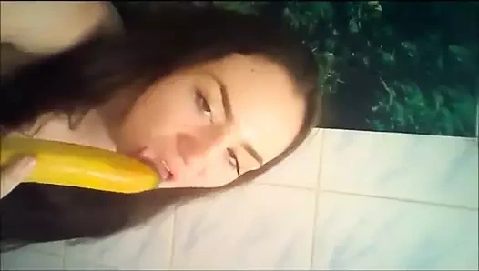 Sürtük banana emmek oral seks