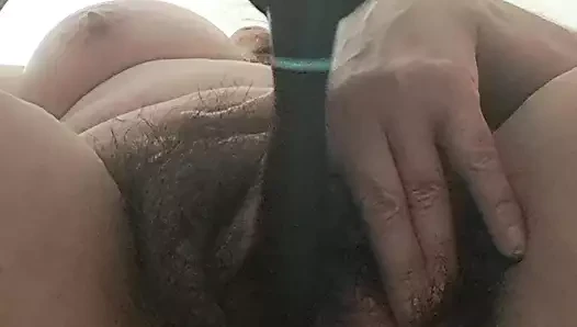 Olgun orta yaşlı seksi kadın klitorisine mastürbasyon yapıyor sert bir şey deniyor