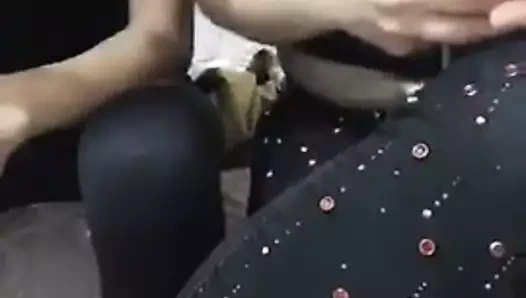 Duas vagabundas rebolando e se mostrando