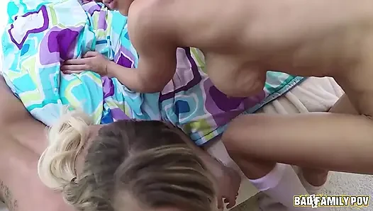 Badfamilypov - Alita Lee seksi vücuduyla üvey babasını baştan çıkarıyor