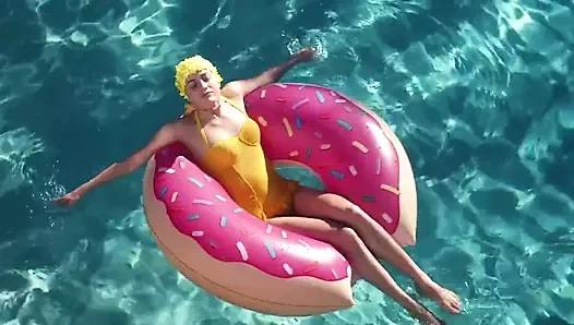 Baba meselelerinde Montana Manning'in lezbiyen sahnesi