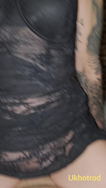 Seksi evli kadın yarağıma biniyor ve kendini döllemesi için amıyla oynuyor | Klip 1