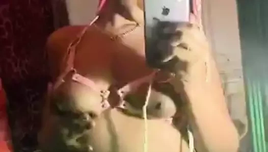 Zenci bebek göğüslerini ve amını gösteriyor