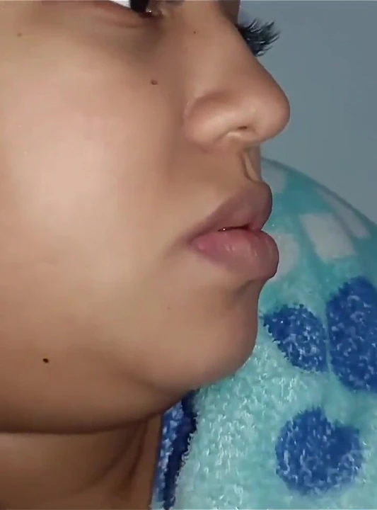 İşten eve geldi yoruldum porno izlemeye başlıyorum ve karımın bana mastürbasyon yapmasına izin veriyorum!!