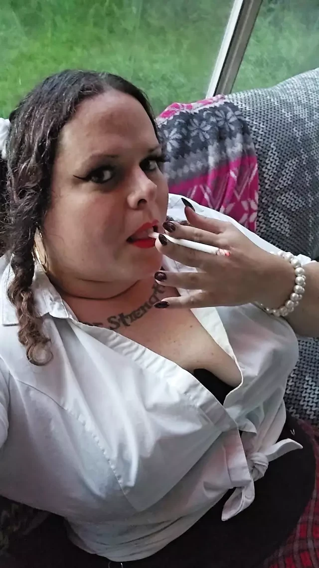 Школьница-толстушка наслаждается сигаретой VS 120