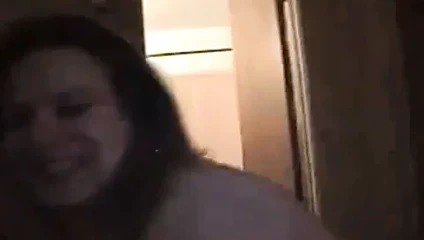 Beyaz kadın yükünü talep ediyor