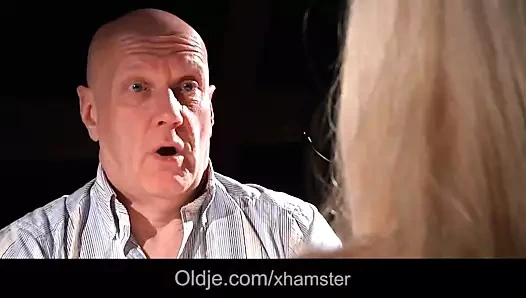 Baldy yaşlı adam sikikleri bir seksi genç Hardcore sürtük