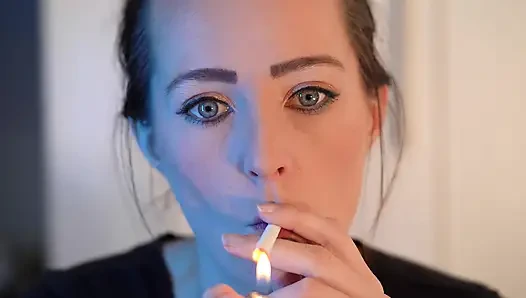 Minyon kızla şehvetli yakın çekim sigara içiyor