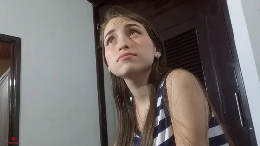 Masum yüzlü üvey kız kardeşim bana harika bir oral seks yapmasına izin vermemi istiyor