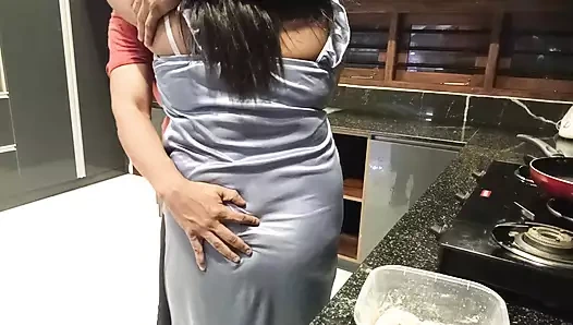 Üvey kuzenim benimle eğleniyor. Onu mutfakta sikiyorum