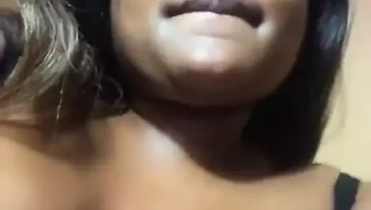 Je te montre mes seins