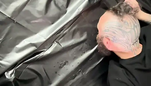 İnsan tuvaleti fışkırtıyor.