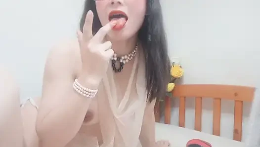 Seksi Göt Yatakta Güzel Görünüyor