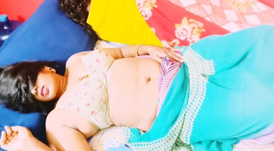 Hintli seks. Kayınvalidesi Husbend'in üvey babasını sikiyor. Telugu edepsizce konuşuyor.