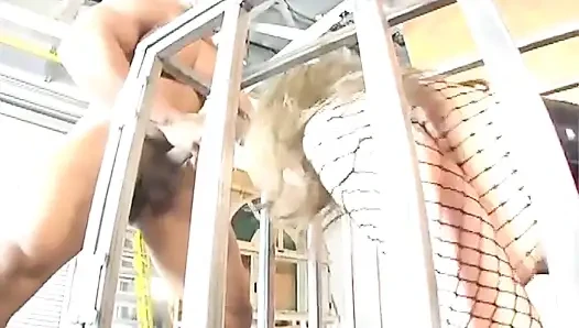 Zincirli kafeste seksi büyük memeli bdsm üç büyük yarakla sikişiyor. Aşırı derin gırtlak.anal seks
