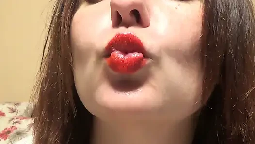 Француженка целуется со мной! Фетиш с красной губной помадой!