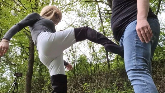 Maso köleye travesti dom tarafından sert davranıldı! Açık havada cbt, taşak ezme ve ağız sikişi!