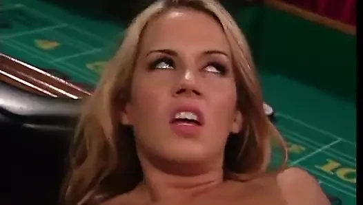 Adam oyun odasında taburede sarışının amını yalıyor ve emiyor