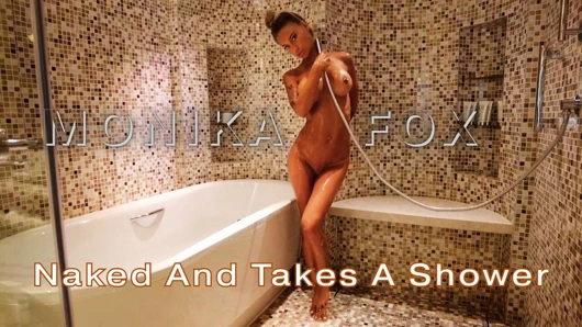 Güzel Monika Fox soyunuyor ve duş alıyor