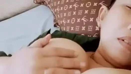 Endonezyalı kadın göğüslerini gösteriyor