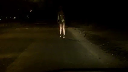 Nikki ladyboys altın elbise sokak fahişe