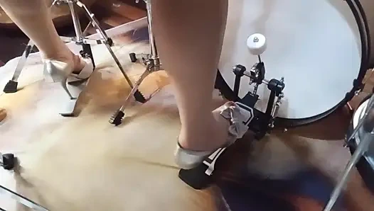 Stilettolarla davul çalmak