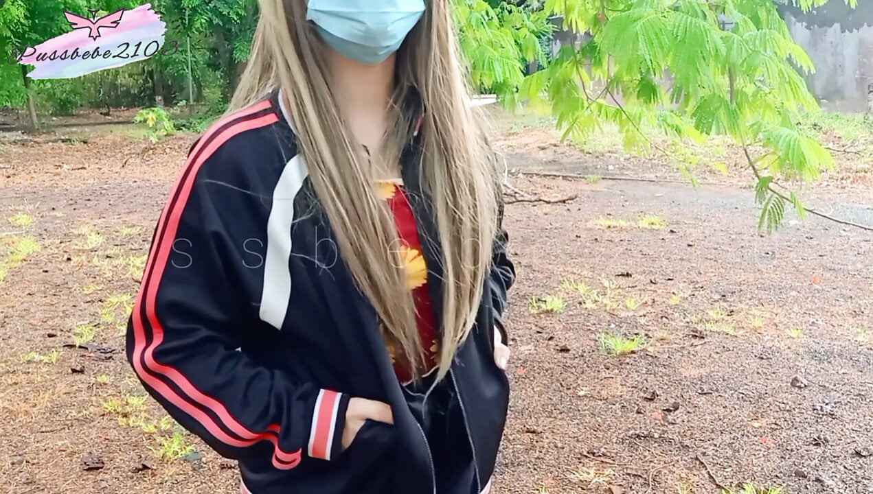 Pinay bebek bir yabancı ile kamu parkta seks yapmayı kabul eder